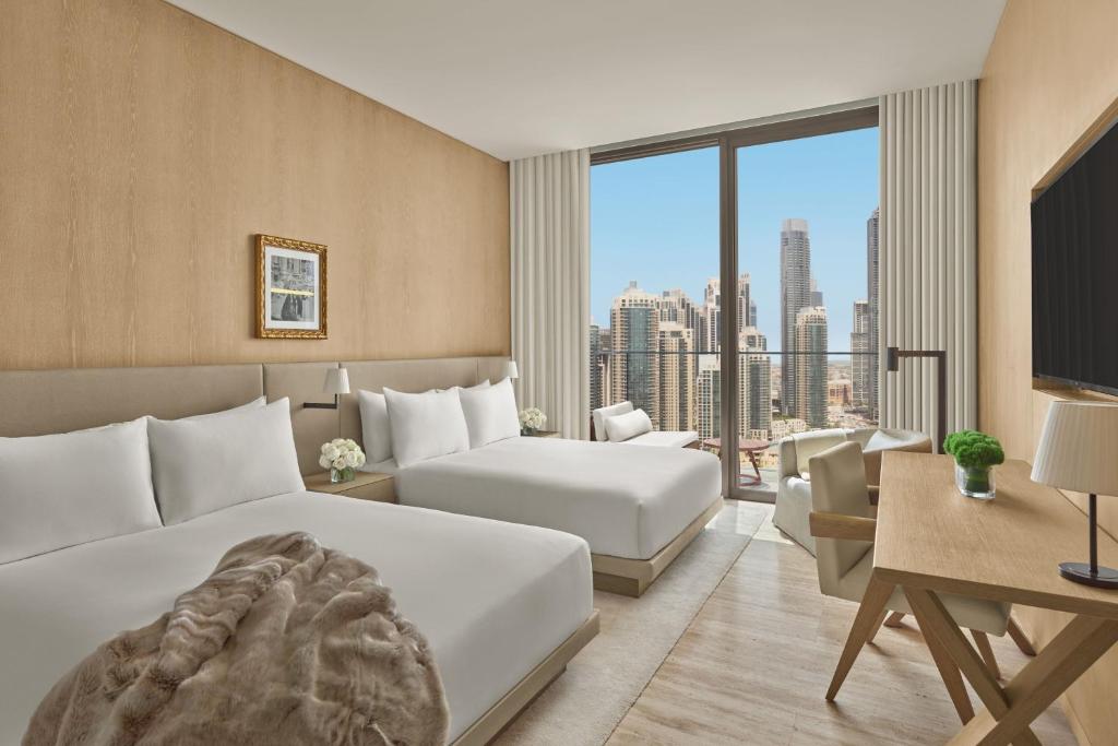 Deluxe Queen Room with Balcony and Burj Khalifa View - Image 4