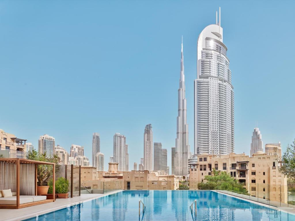 Deluxe Queen Room with Balcony and Burj Khalifa View - Image 5