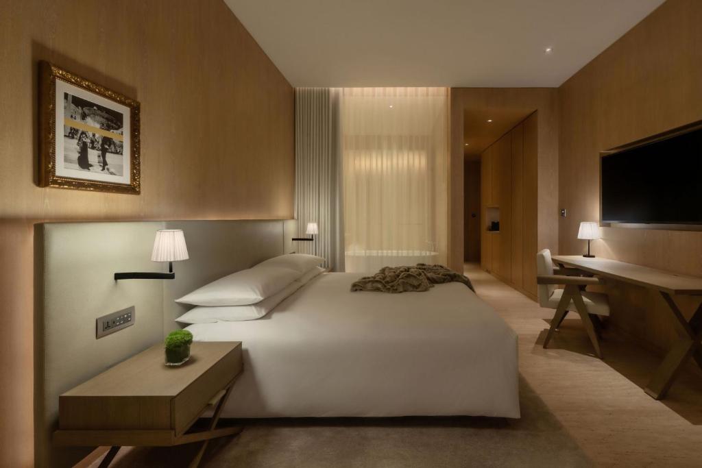 Guest King Room with Balcony - Image 1