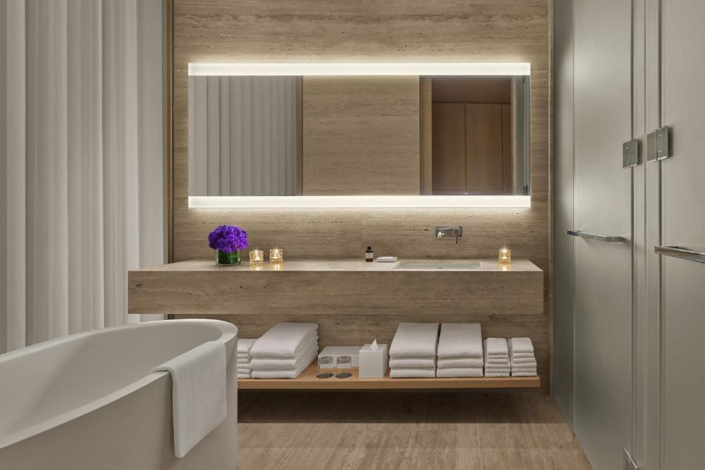 Guest King Room with Balcony - Image 4