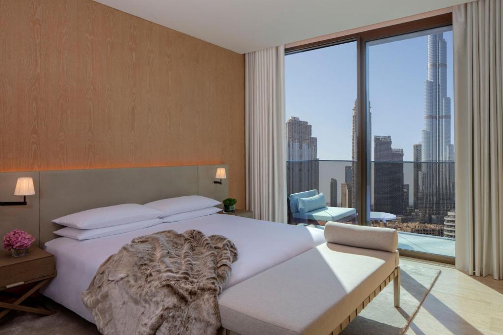 One-Bedroom Deluxe King Suite with Balcony and Burj Khalifa View - Image 2