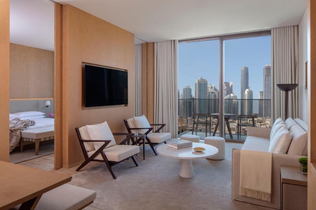 One-Bedroom Deluxe King Suite with Balcony and Burj Khalifa View - Image 3