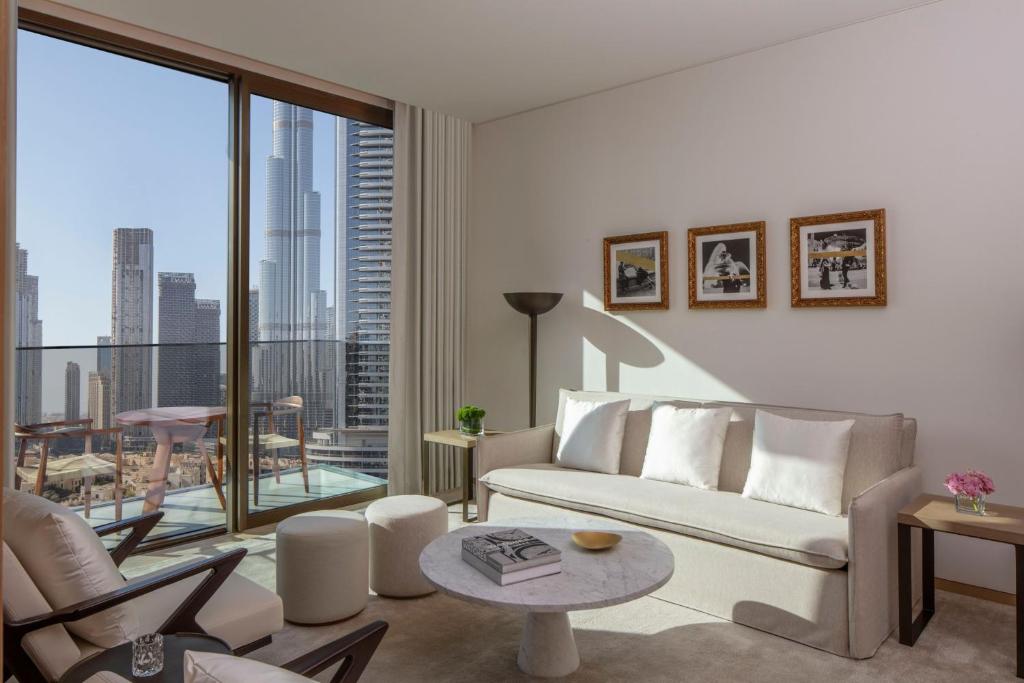 One-Bedroom Deluxe King Suite with Balcony and Burj Khalifa View - Image 4
