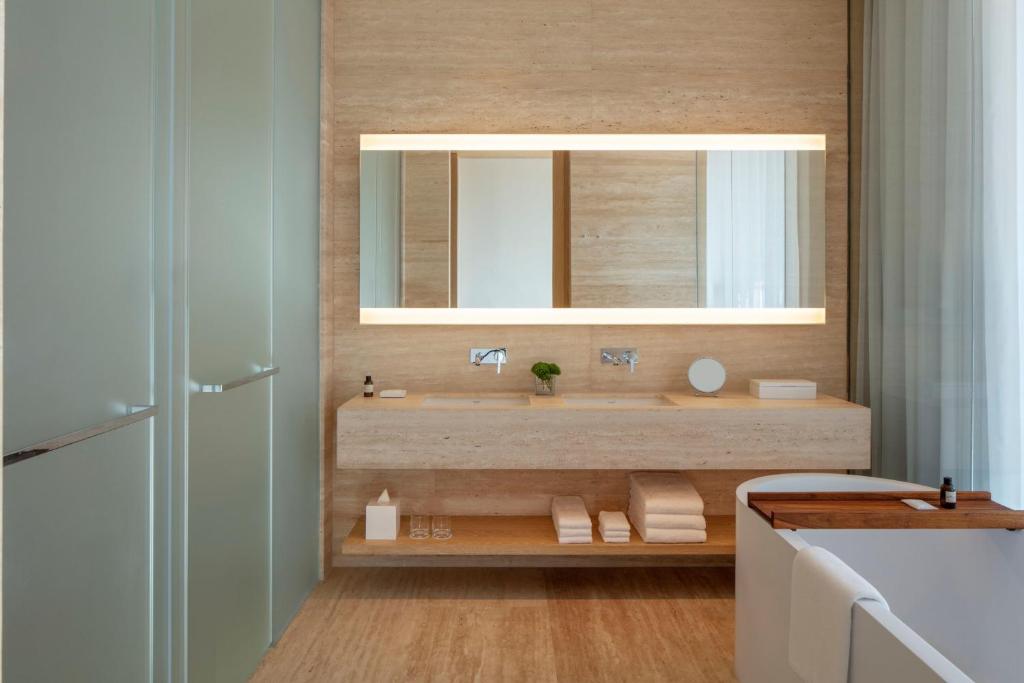 One-Bedroom Deluxe King Suite with Balcony and Burj Khalifa View - Image 5