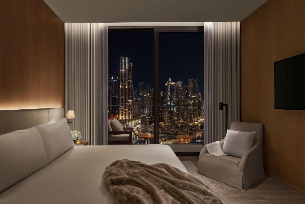 One-Bedroom Deluxe King Suite with Balcony and Burj Khalifa View - Image 7