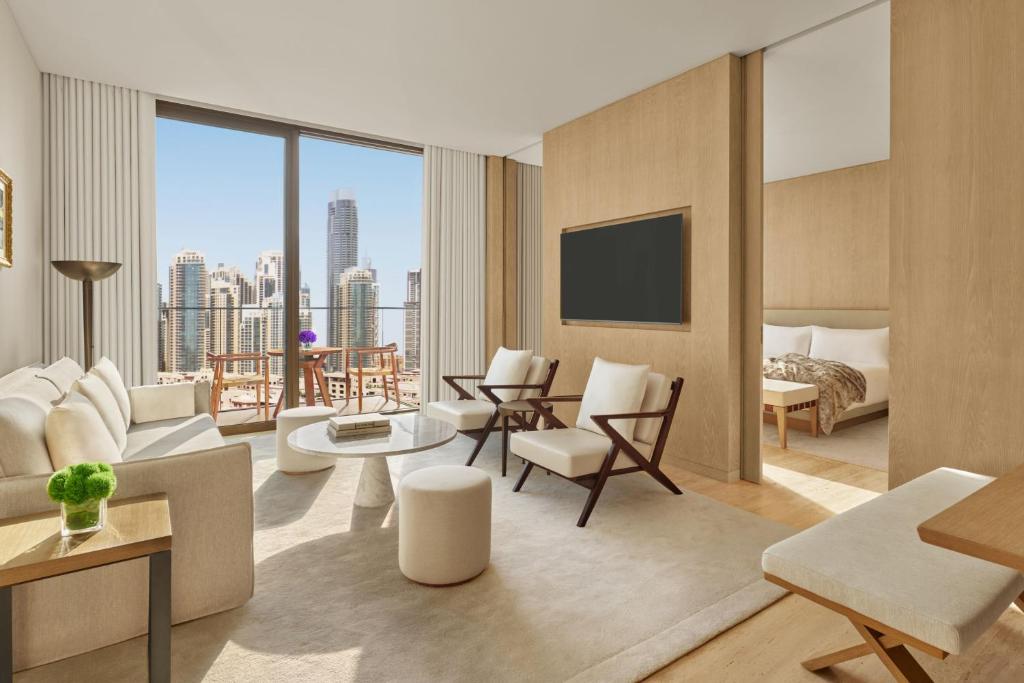 One-Bedroom Deluxe King Suite with Balcony and Burj Khalifa View - Image 1