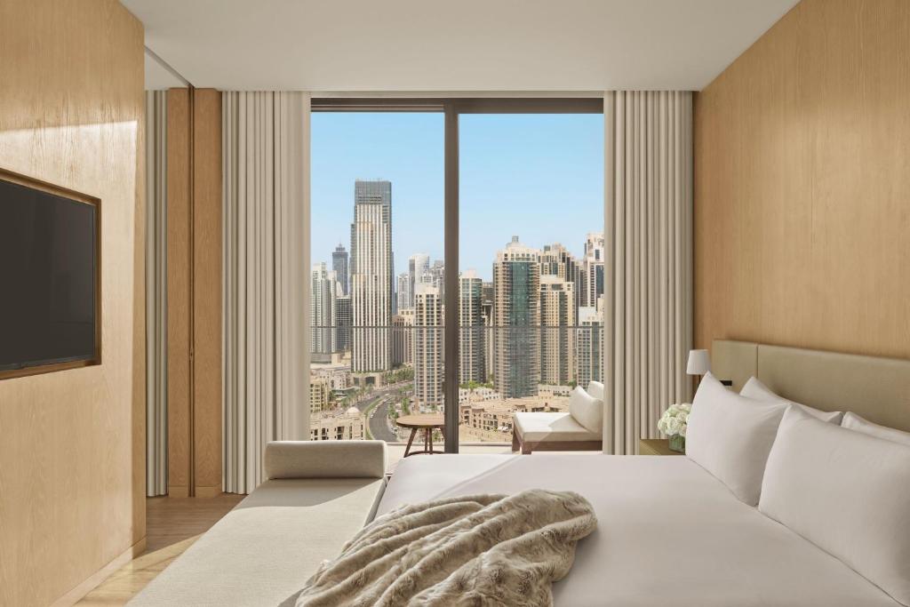 One-Bedroom Deluxe King Suite with Balcony and Burj Khalifa View - Image 9