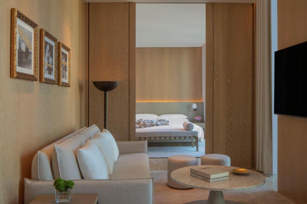 One-Bedroom Superior King Suite with Balcony - Image 4