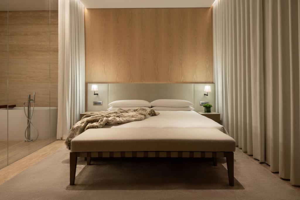 One-Bedroom Superior King Suite with Balcony - Image 5
