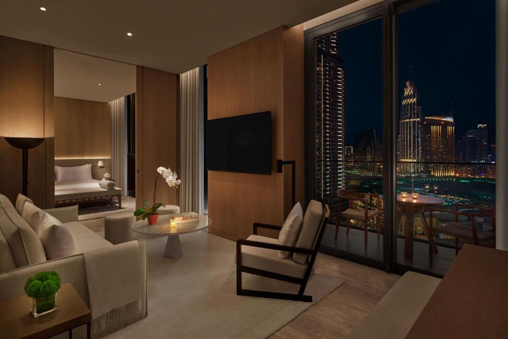 One-Bedroom Superior King Suite with Balcony - Image 6