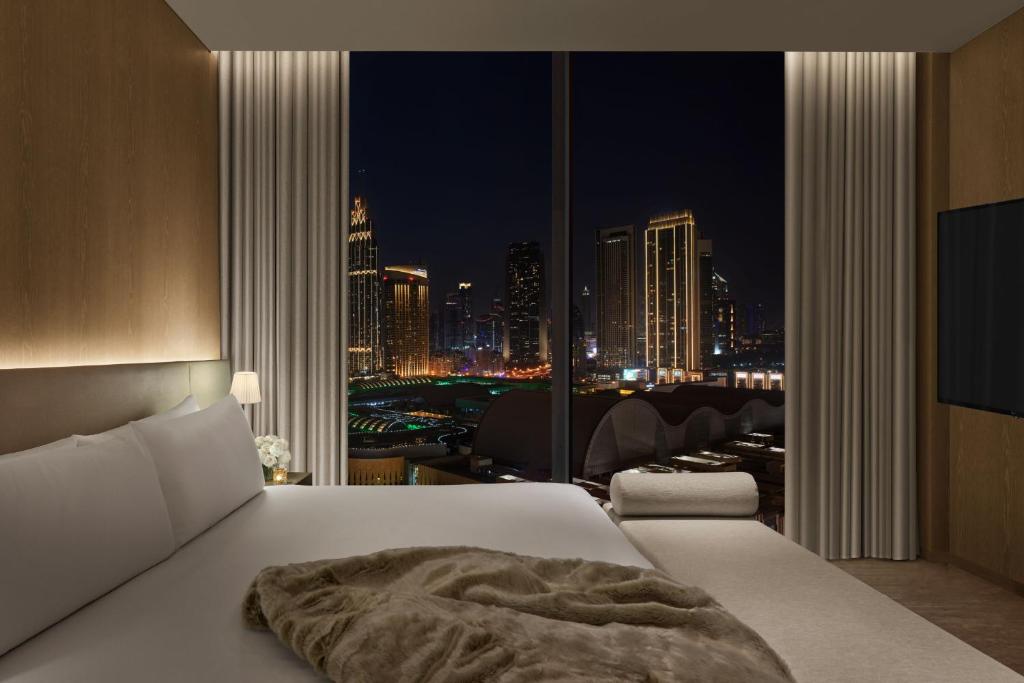 One-Bedroom Superior King Suite with Balcony - Image 7