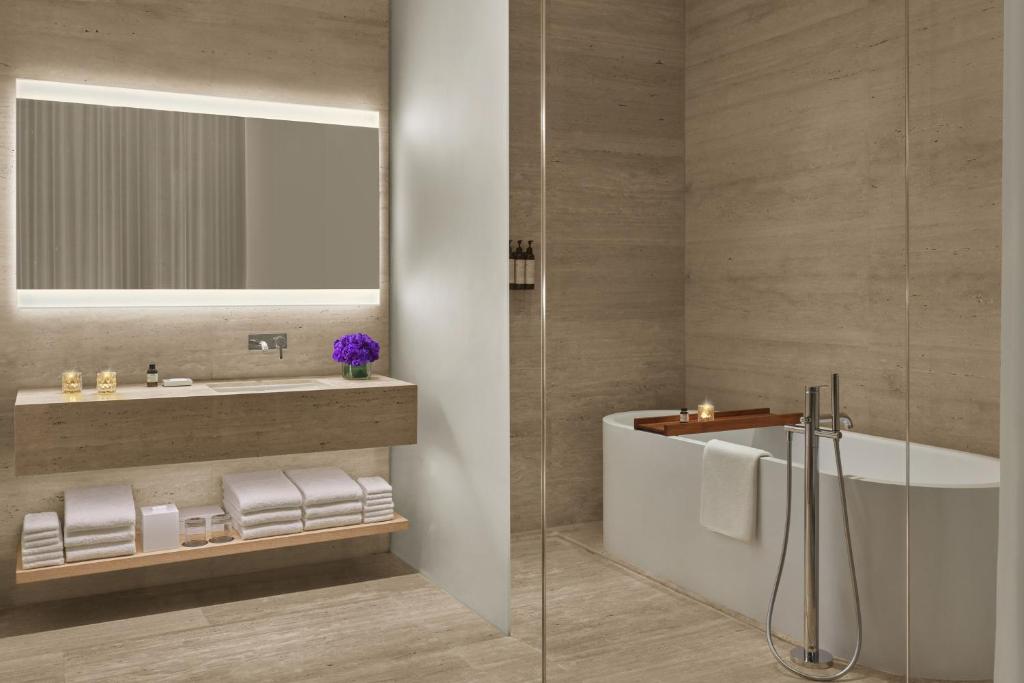 One-Bedroom Superior King Suite with Balcony - Image 8