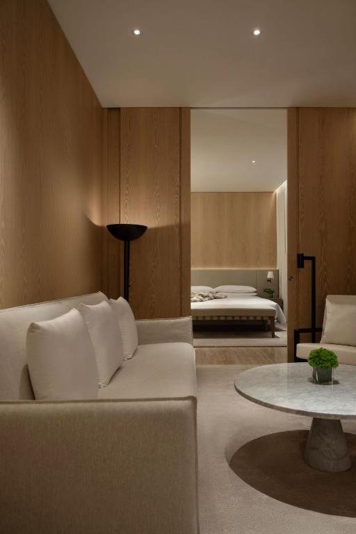 One-Bedroom Superior King Suite with Balcony - Image 9