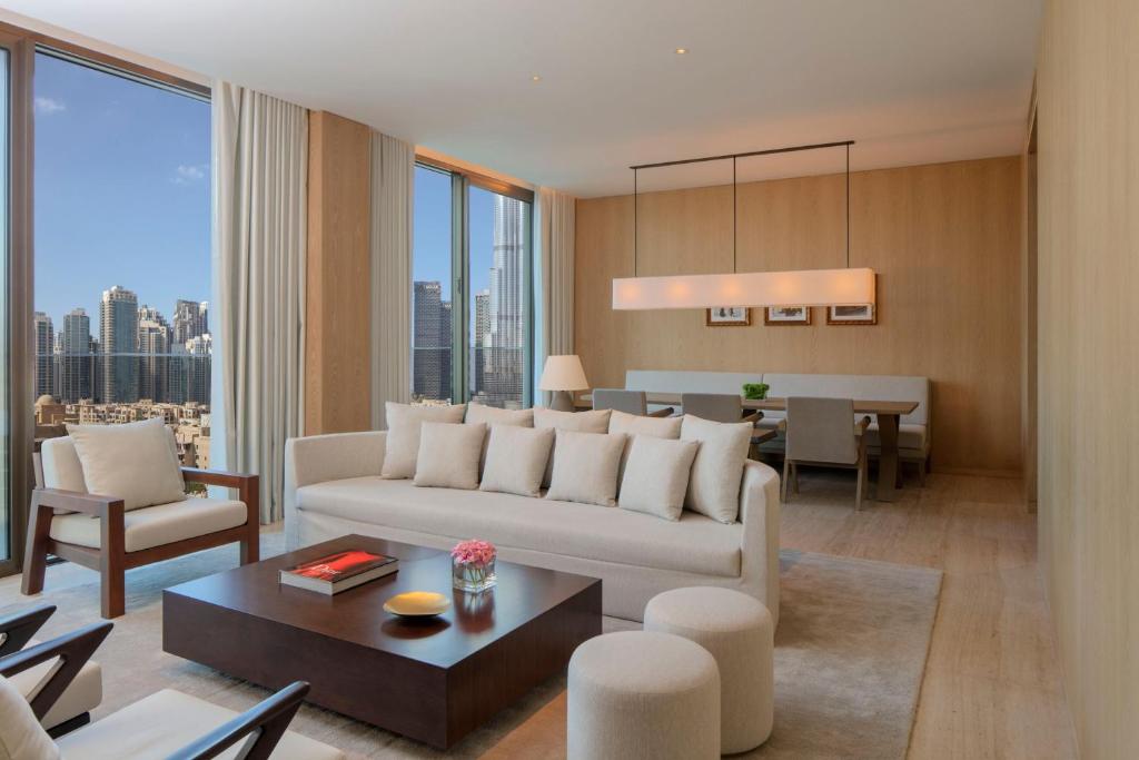 Premier One-Bedroom King Suite with Kitchen, Balcony and Burj Khalifa View - Image 1