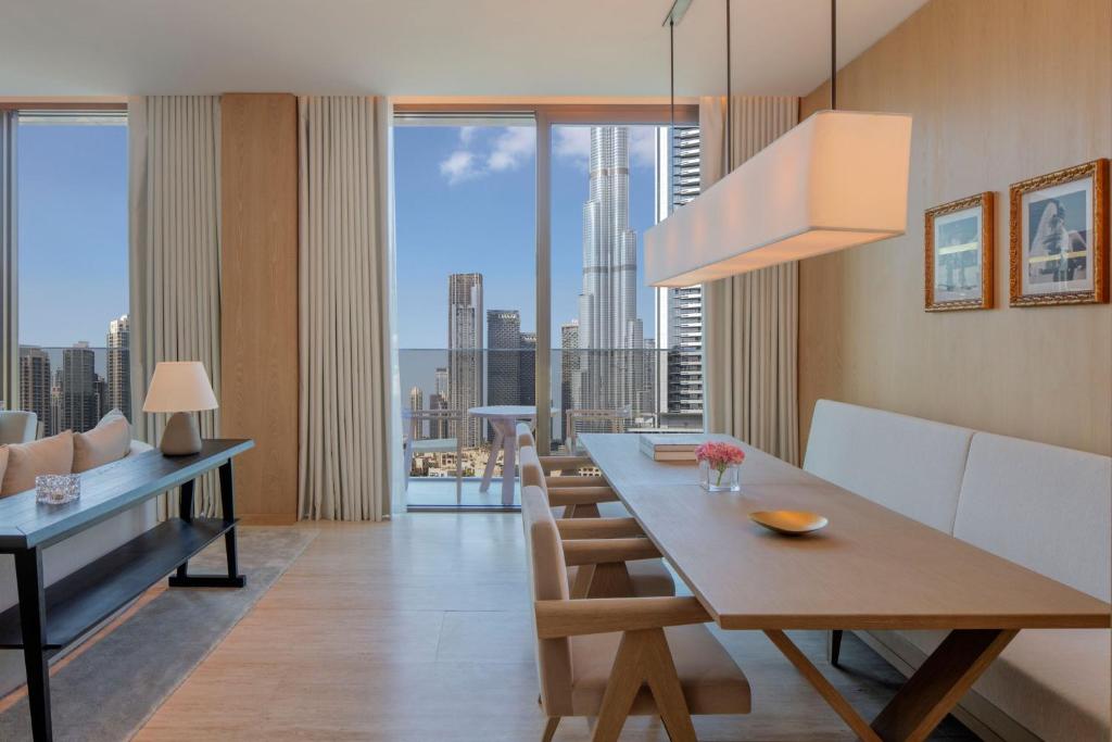 Premier One-Bedroom King Suite with Kitchen, Balcony and Burj Khalifa View - Image 3