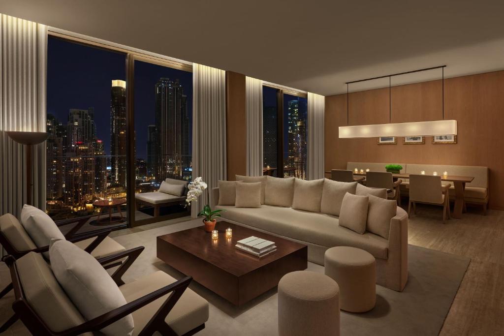 Premier One-Bedroom King Suite with Kitchen, Balcony and Burj Khalifa View - Image 4