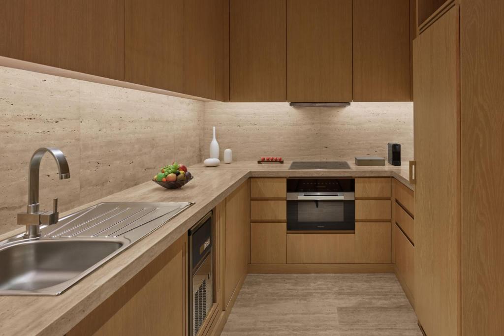 Premier One-Bedroom King Suite with Kitchen, Balcony and Burj Khalifa View - Image 5