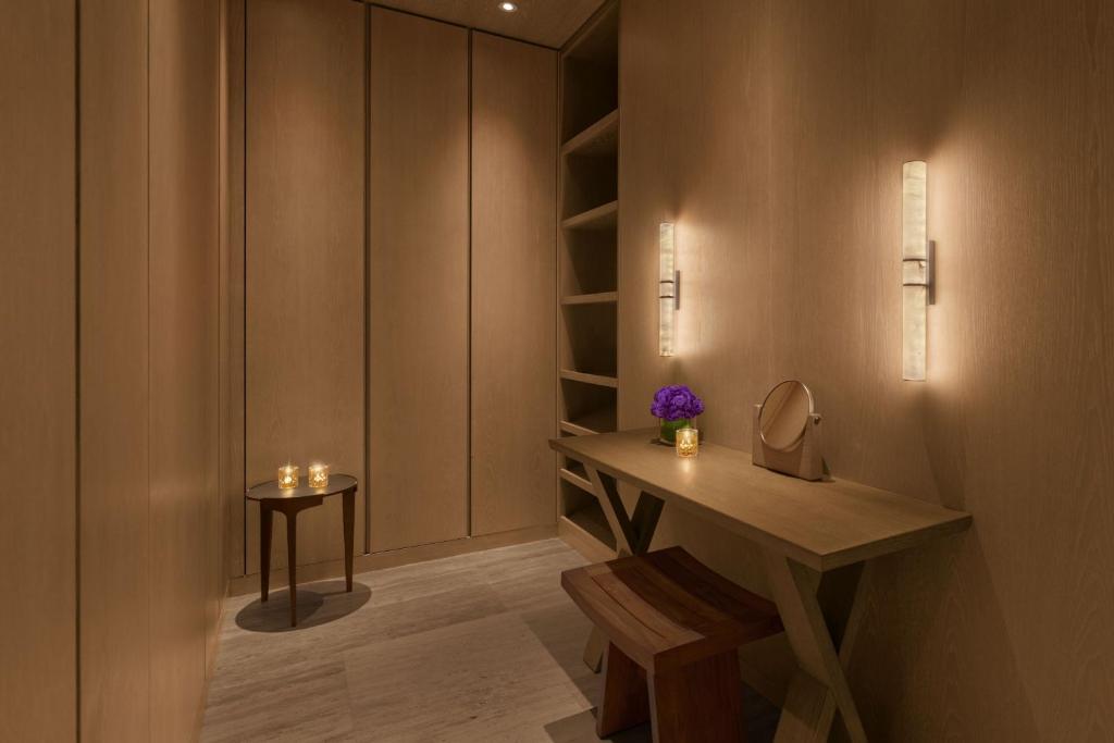 Premier One-Bedroom King Suite with Kitchen, Balcony and Burj Khalifa View - Image 7