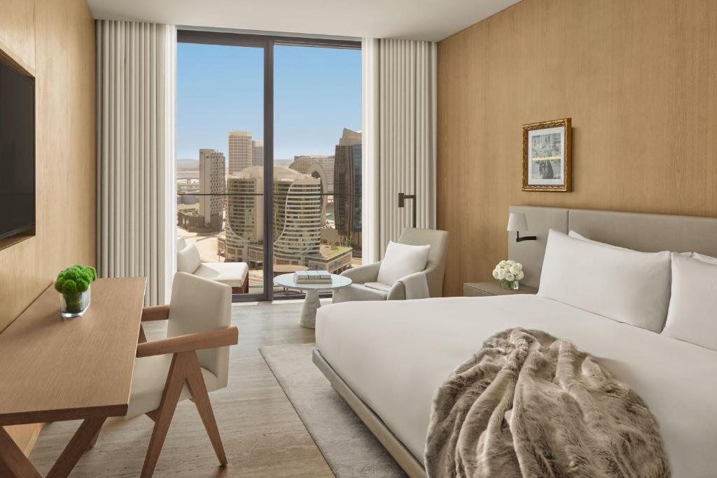 Superior King Room with Balcony - High Floor - Image 3