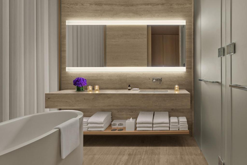 Superior King Room with Balcony - High Floor - Image 4