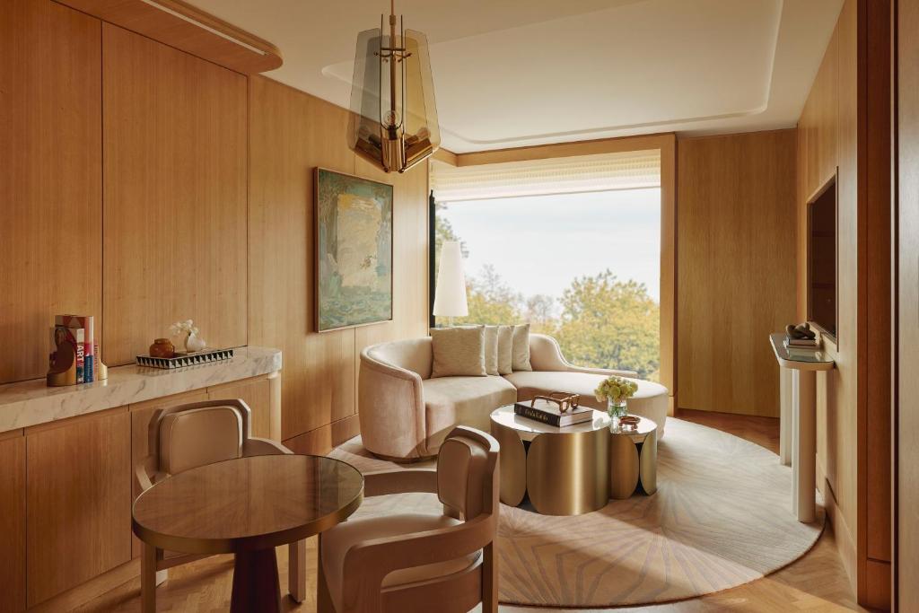 Corner Park Suite - Image 2