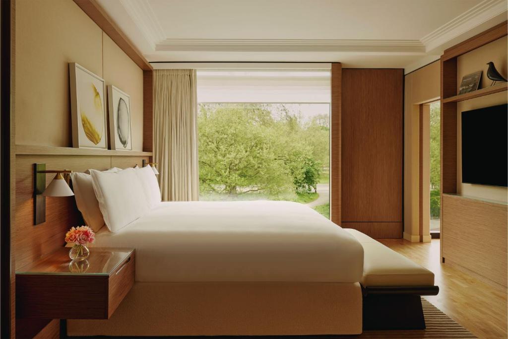 Corner Park Suite - Image 11