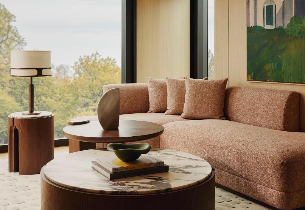 Corner Park Suite - Image 7