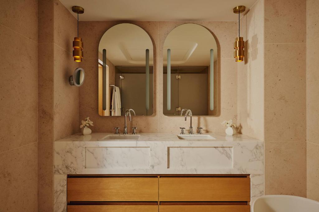 Hyde Park Balcony Suite - Image 3