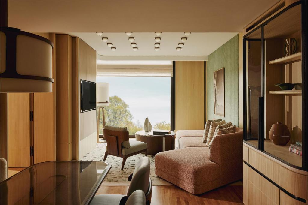 Hyde Park Balcony Suite - Image 6