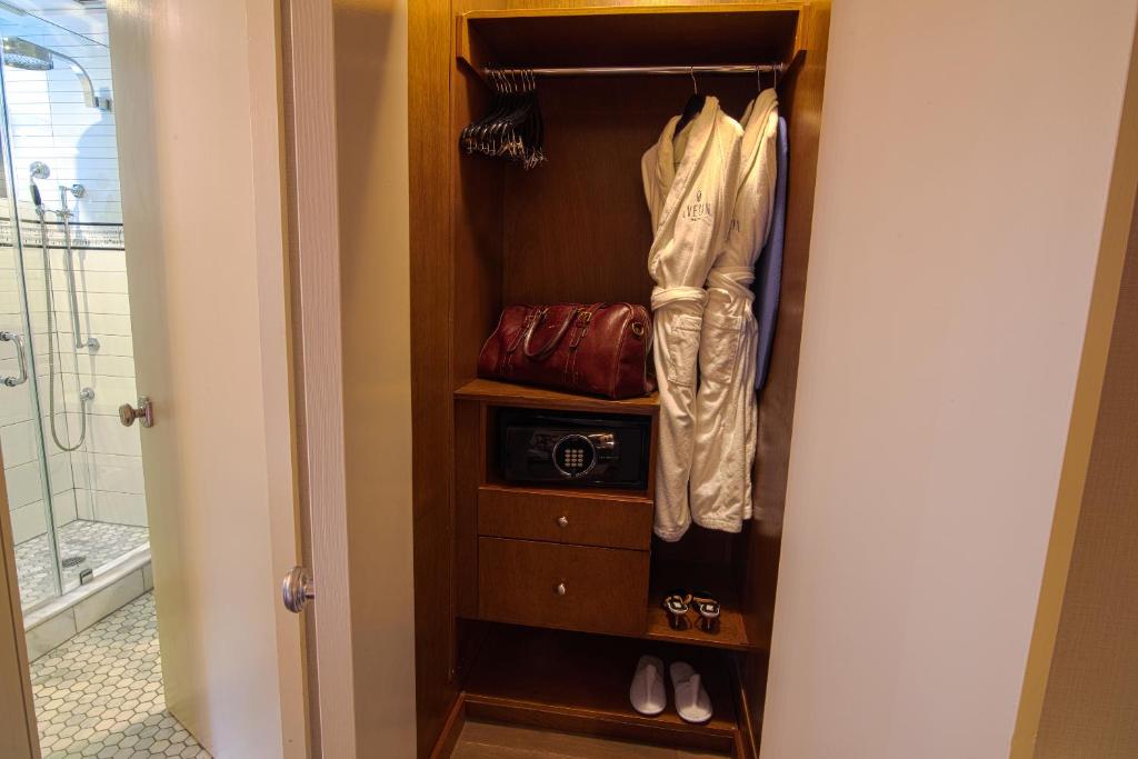 NoMad Suite 1 King Bed - Image 6