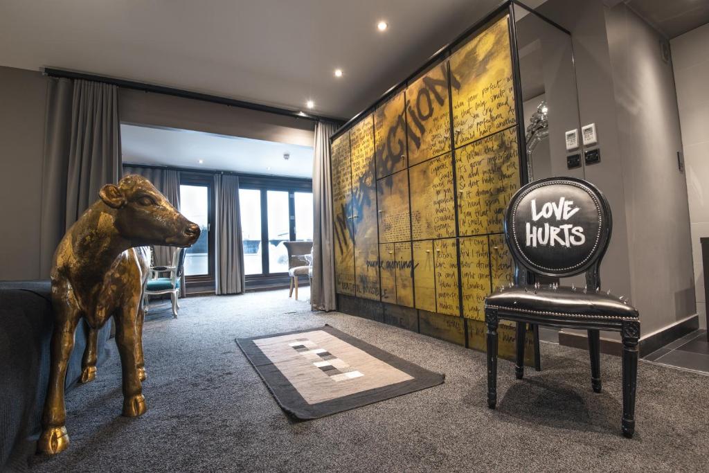 Jimmie Martin Penthouse Suite - Image 2