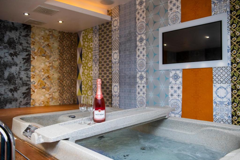 Squint Splash Suite - Image 7