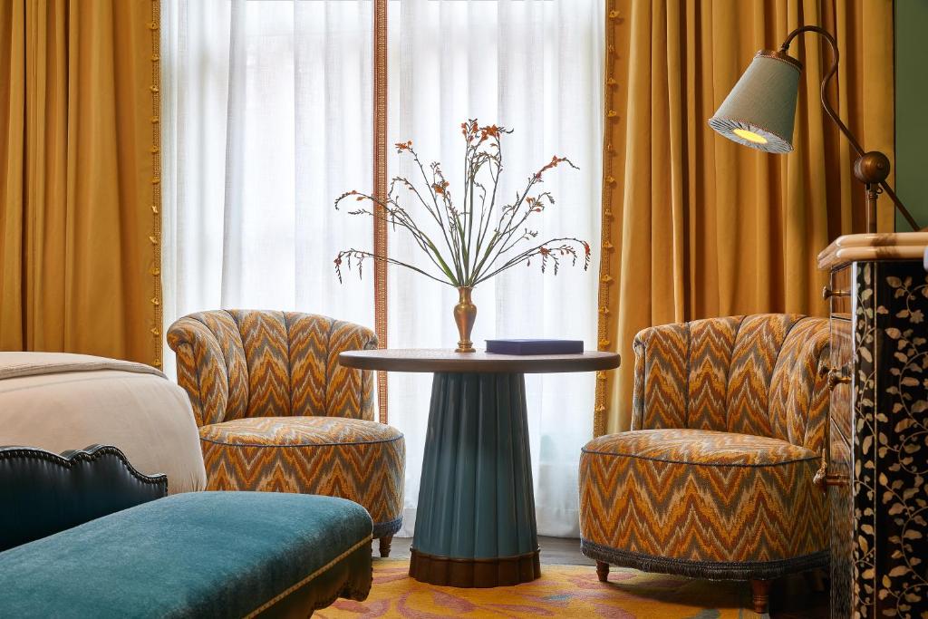 Suite with City View - Image 2