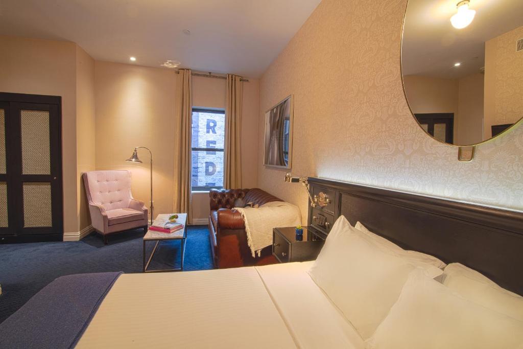 Junior Suite 1 King Bed & Sofa Bed - Image 4