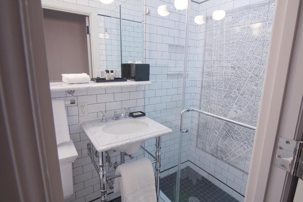 Tribeca Suite 1 King Bed & Sofa Bed - Image 2