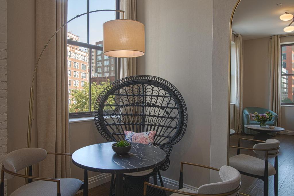 Tribeca Suite 1 King Bed & Sofa Bed - Image 5