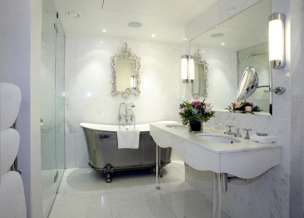 One-Bedroom Suite - Image 2