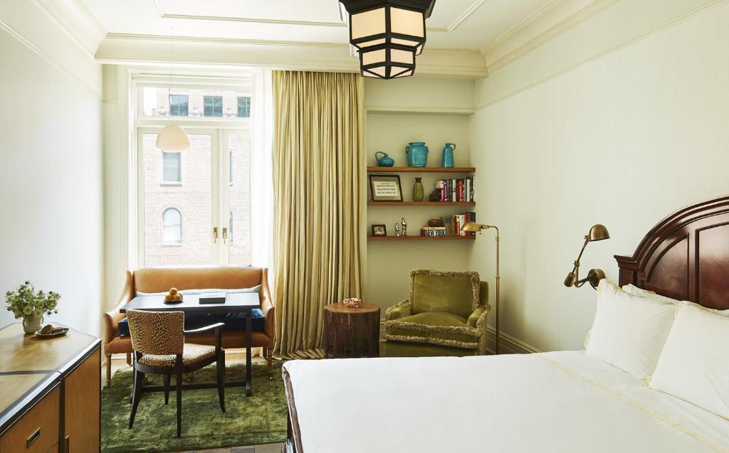 King Room with Roll-In Shower - Disability Access - Image 2