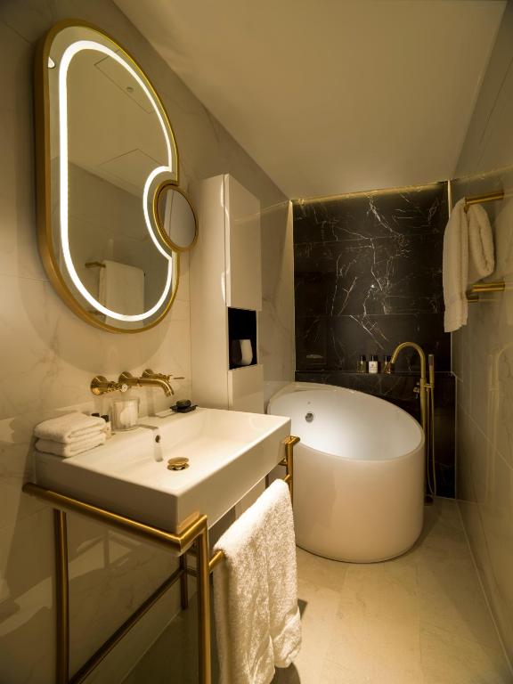 The Astor Three-Bedroom Suite - Image 5