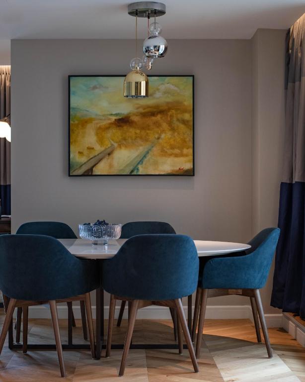 The Astor Three-Bedroom Suite - Image 6