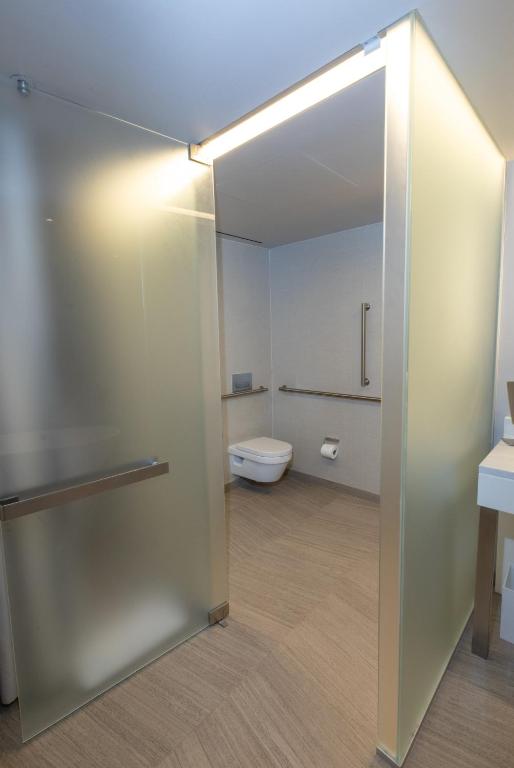 Deluxe King Bed Accessible - Image 2