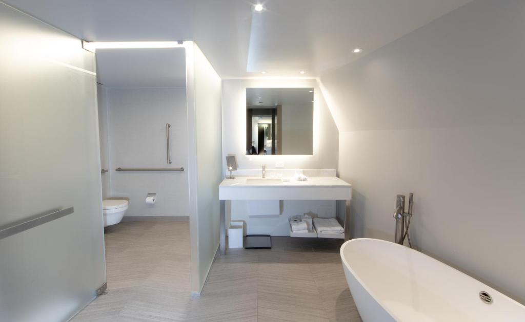 Deluxe King Bed Accessible - Image 4