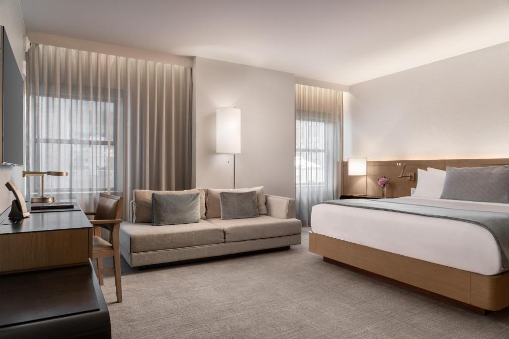 Deluxe Room with One King Bed - Image 1