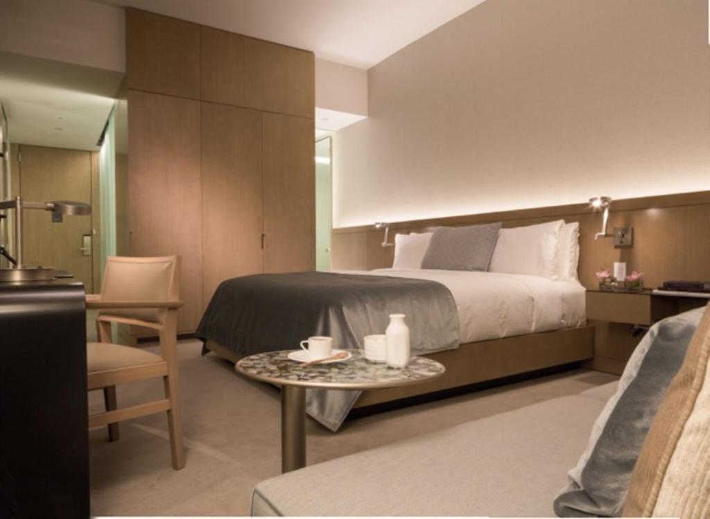 Deluxe Room with One King Bed - Image 3