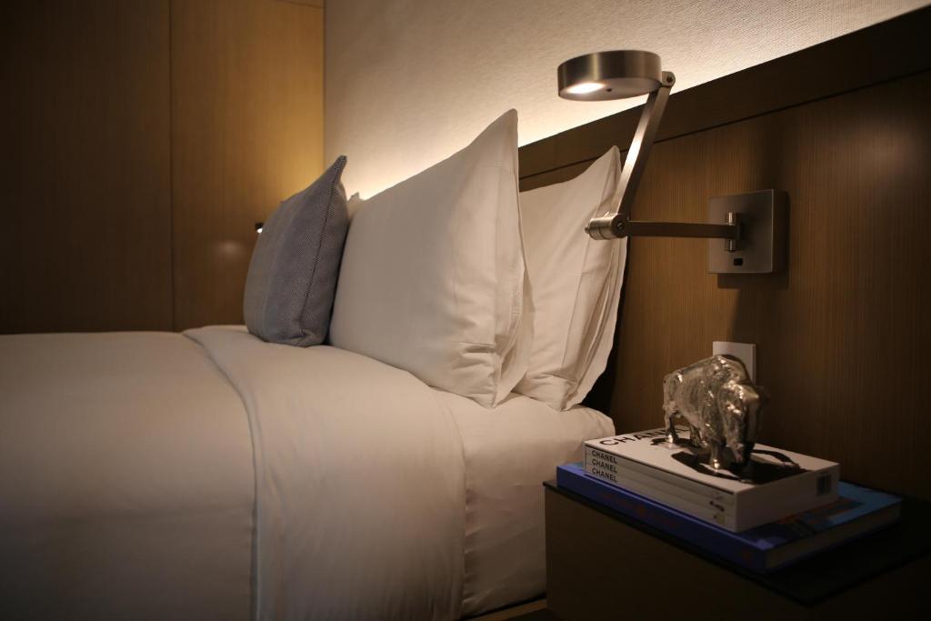 Deluxe Room with One King Bed - Image 4