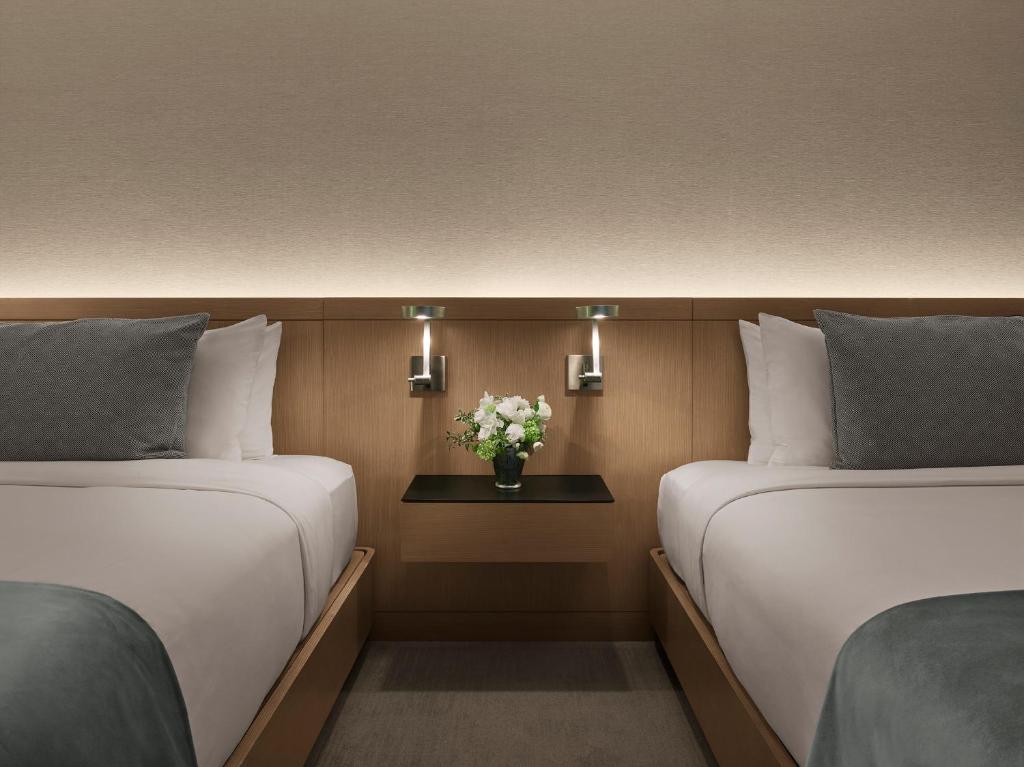 Deluxe Room with Two Queen Beds - Image 3