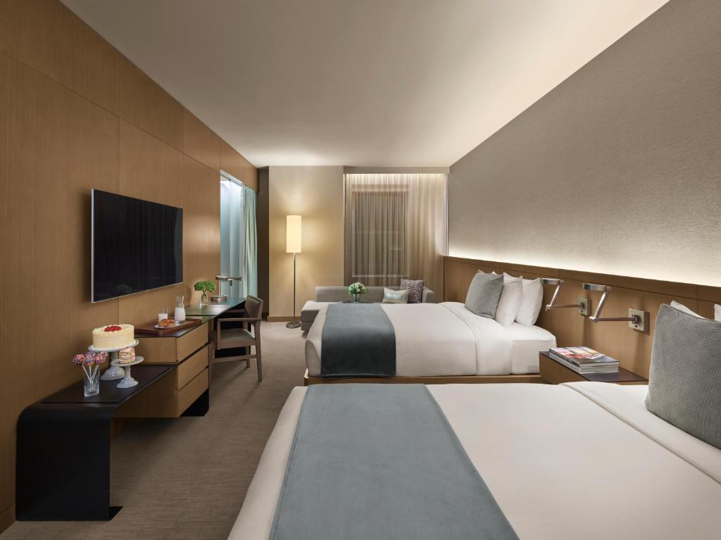 Deluxe Room with Two Queen Beds - Image 4