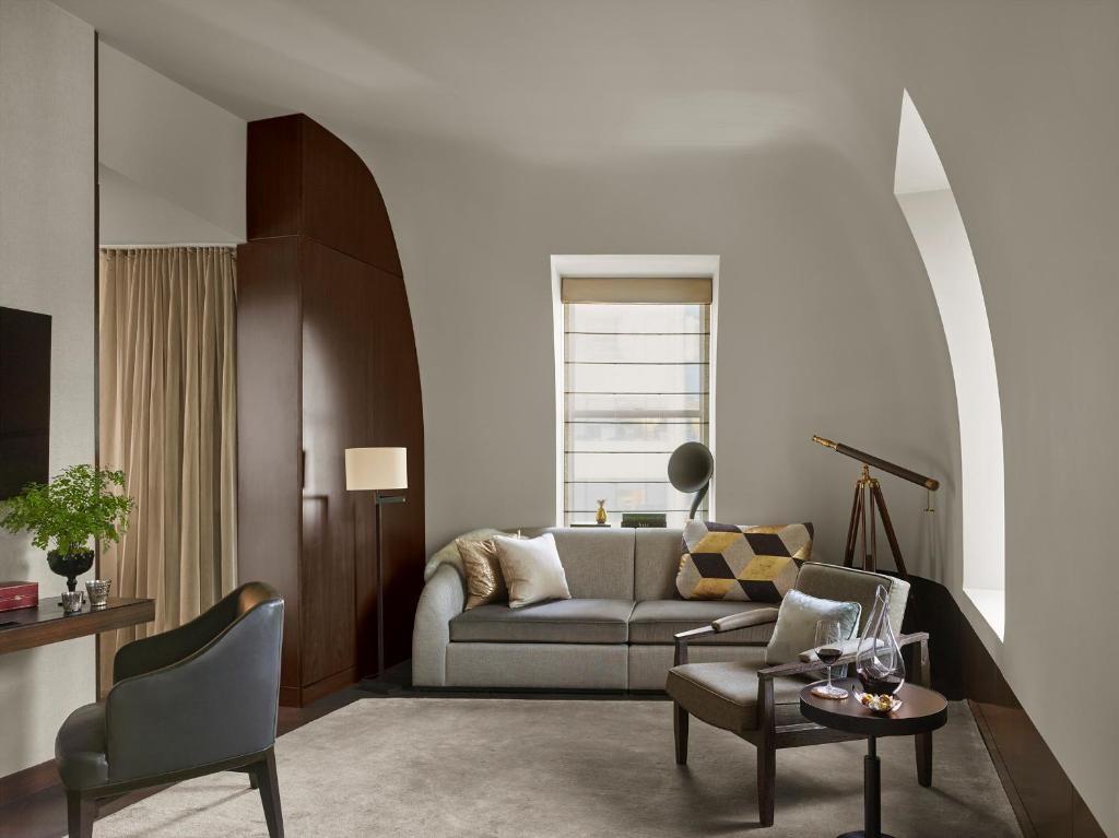 Executive Suite - Image 6