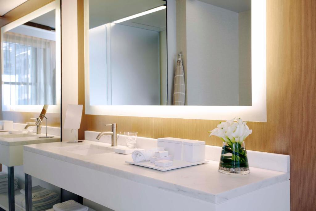 Junior Suite with One King Size Bed - Image 2