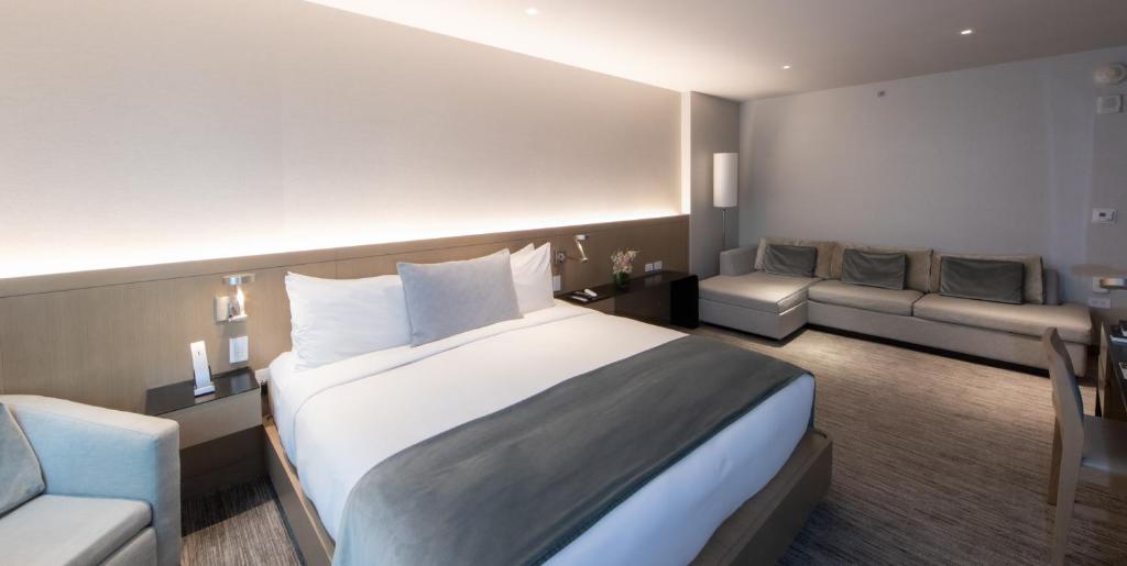 Junior Suite with One King Size Bed - Image 1